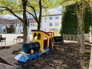 Lokomotive auf dem Spielplatz am Rathausplatz Unterhaching