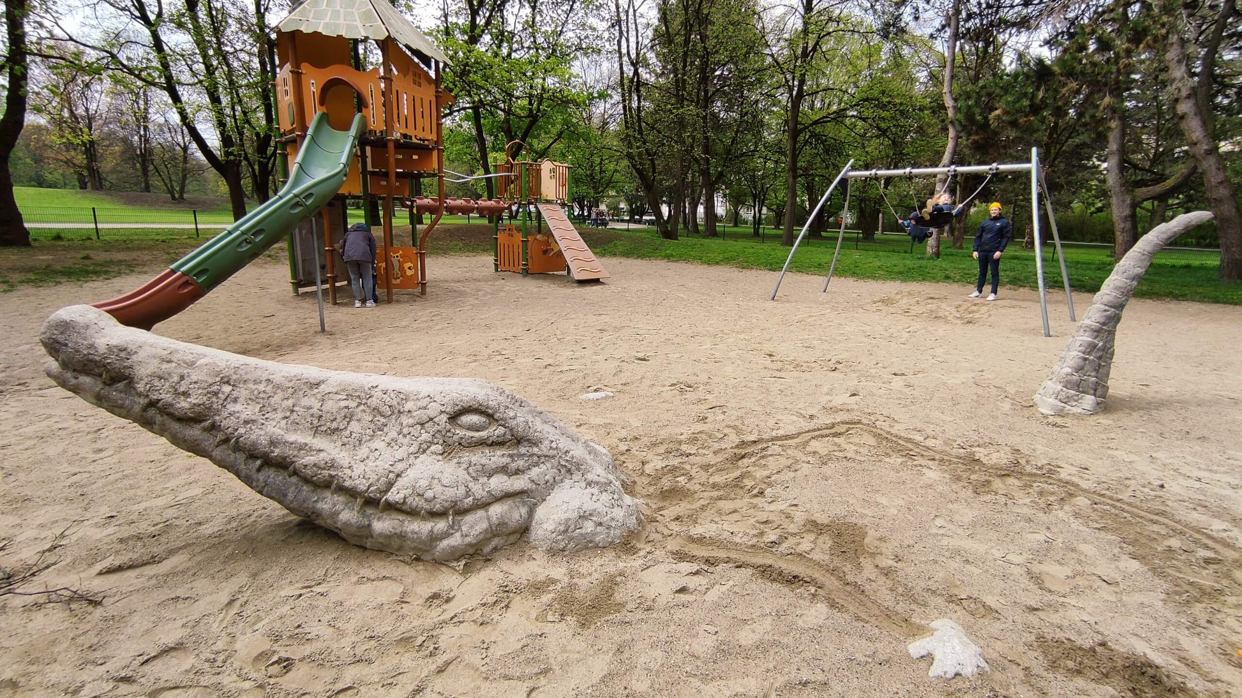 You are currently viewing Kinderspielplatz Luitpoldpark Krokodilfigur
