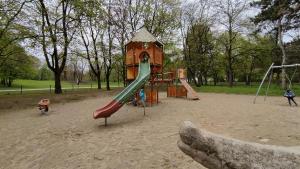 Kinderspielplatz_Luitpoldpark_Krokodilfigur_Übersicht