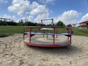 Spielplatz Karussell an der Clara-Schumann-Straße in Parsberg