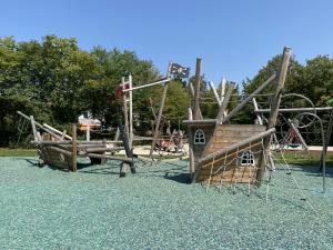 Nahaufnahme des Piratenschiffs auf dem Piraten-Spielplatz Heimstetten